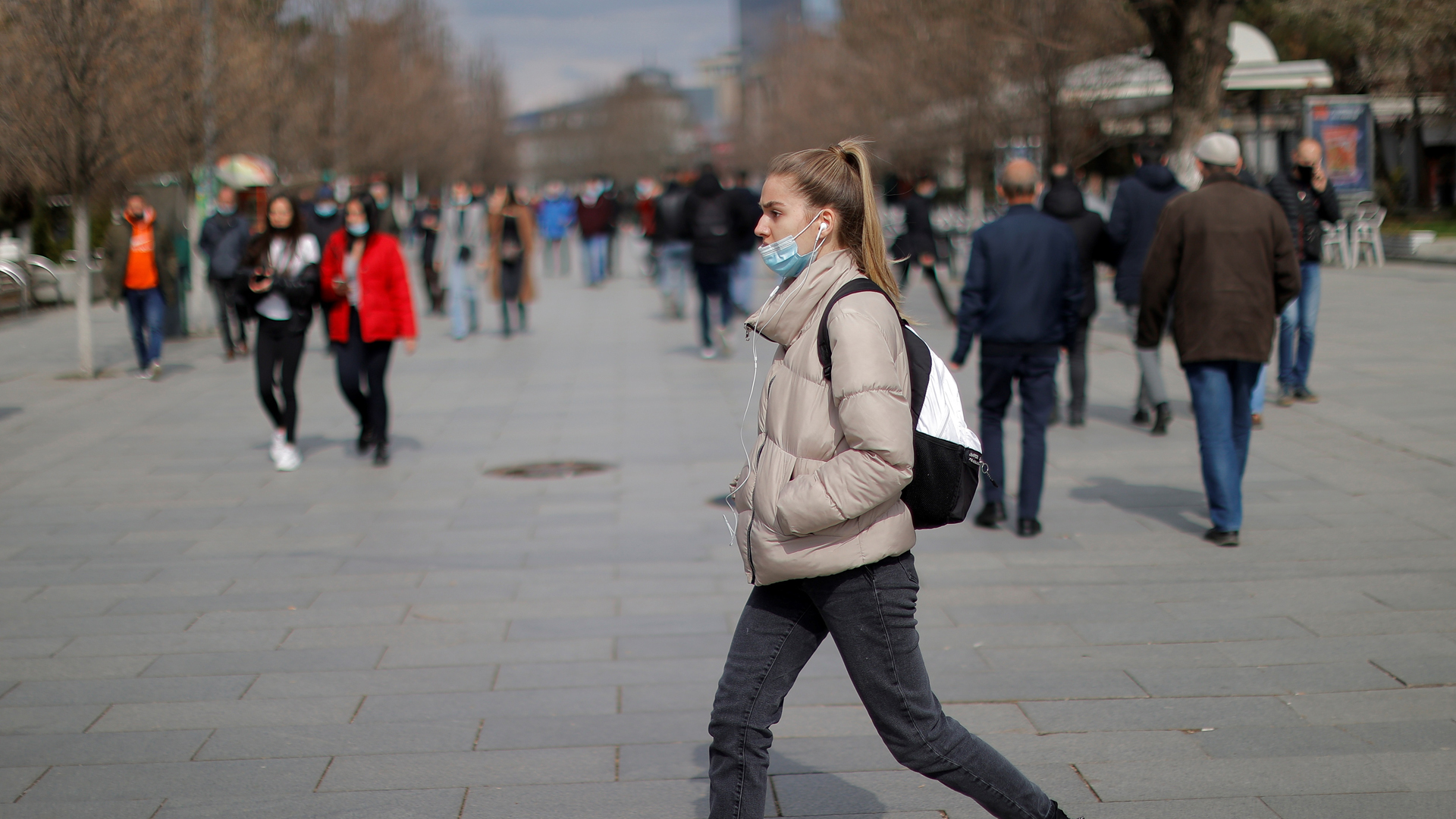 OMS alerta por crecientes contagios de COVID-19 y advierte contra relajación de medidas