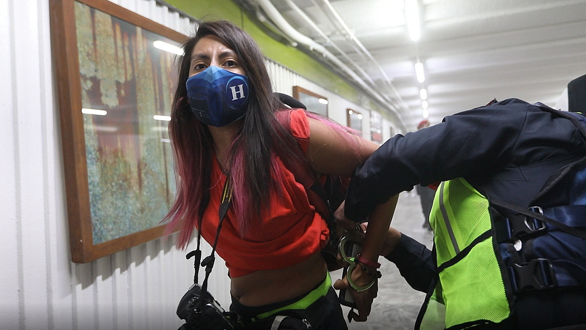Policías agreden a fotoperiodistas que cubrían marcha del Día de la Mujer en CDMX