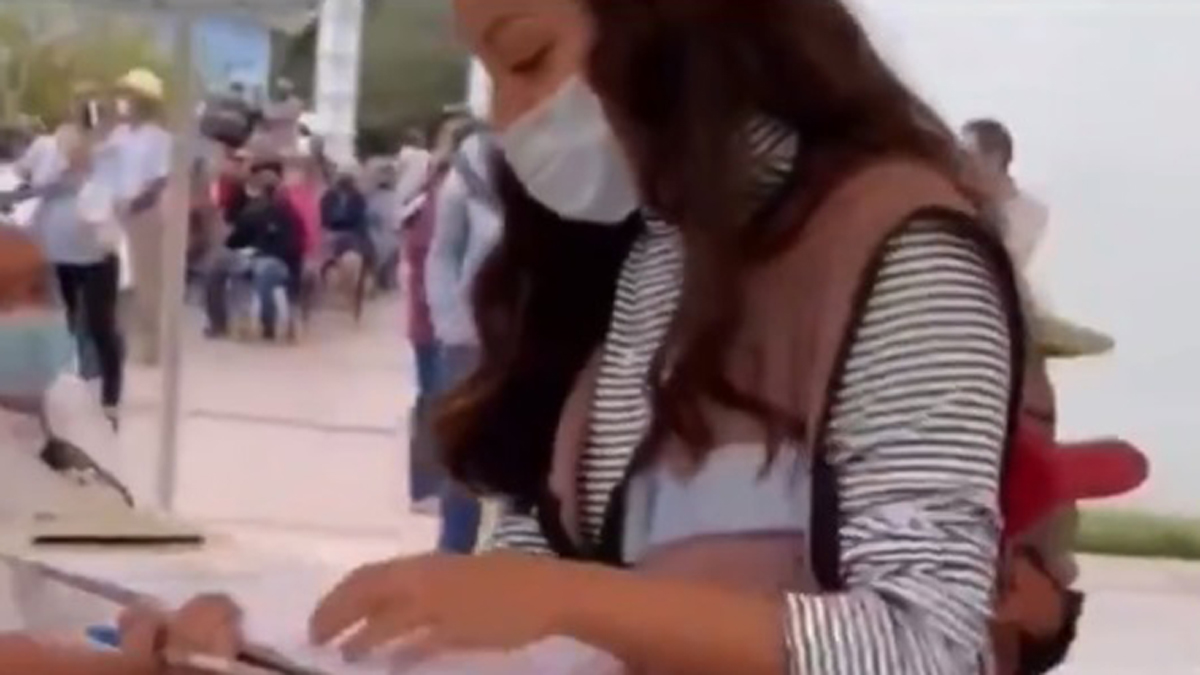 #Video Servidora de la Nación niega vacuna a adultos mayores ‘ricos’; la apodan en redes #LadyProle