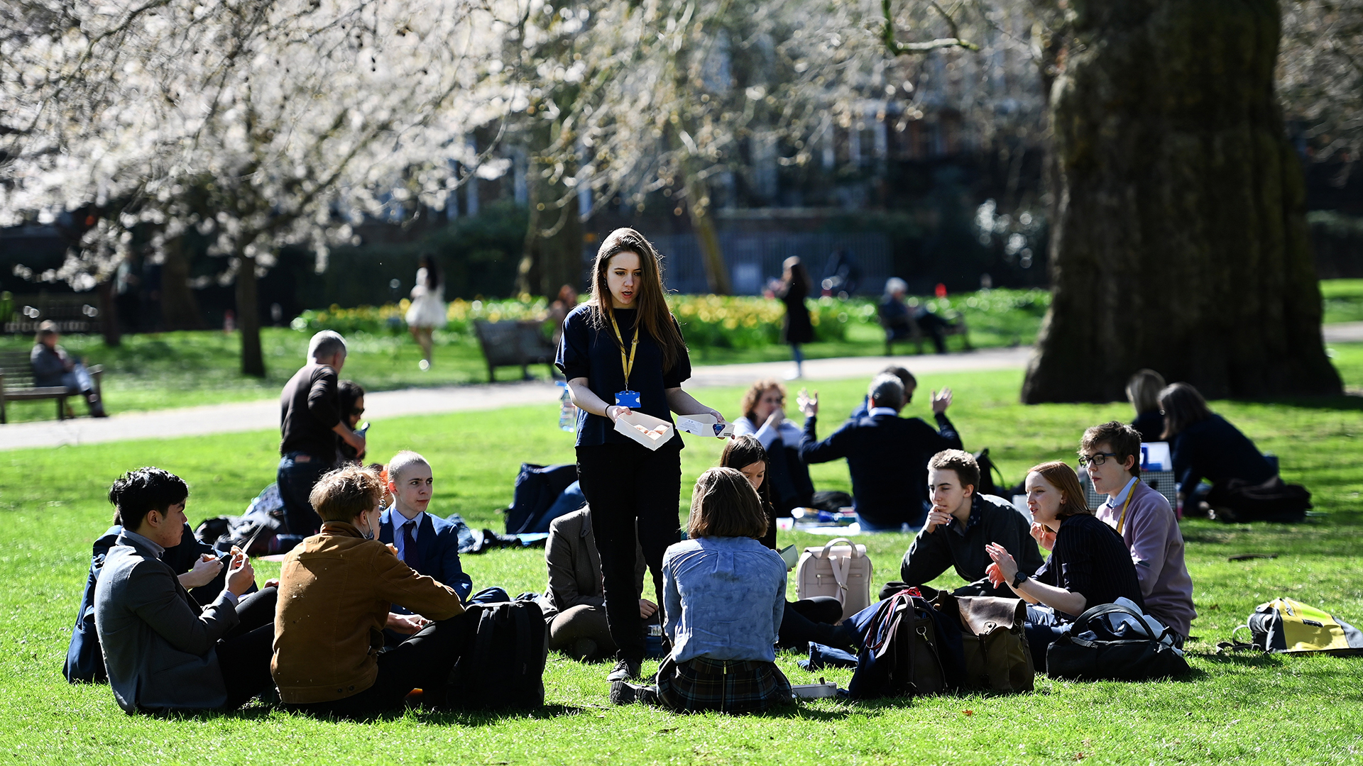 Inglaterra empieza a relajar las restricciones por COVID-19 tras un largo confinamiento