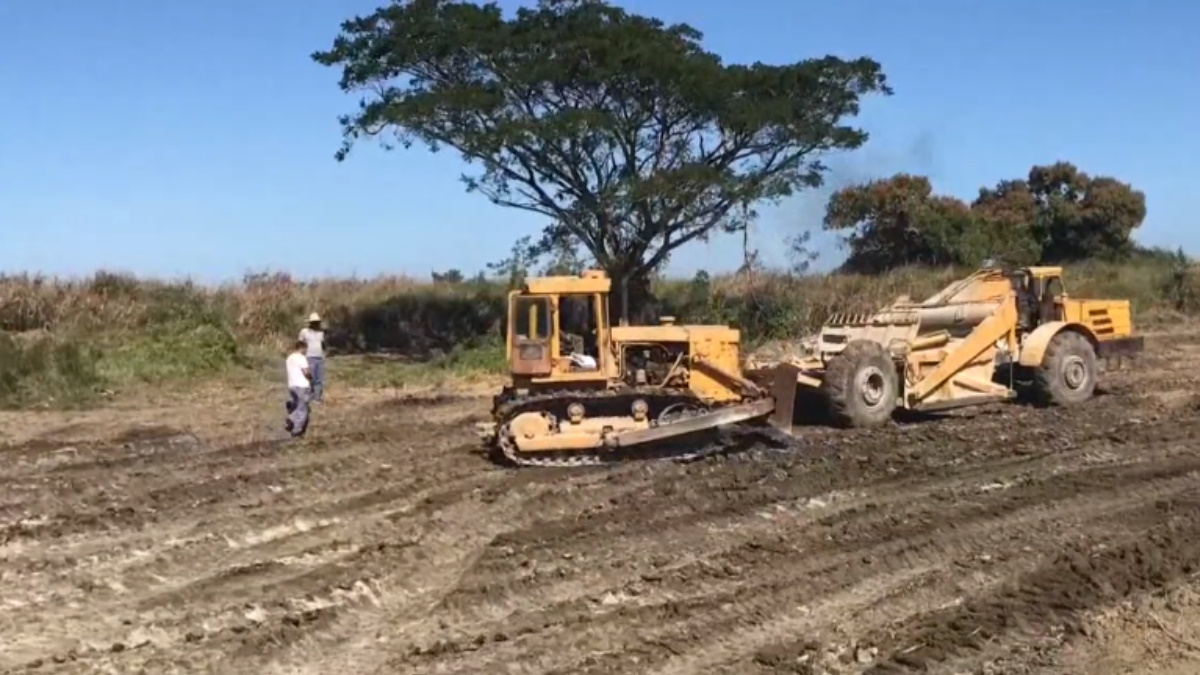 Un artista dibuja el infinito con una carretera en el centro de Cuba
