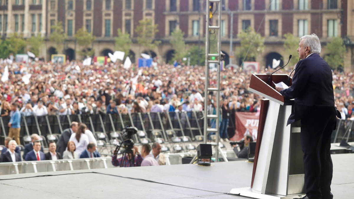 López Obrador criticó en 2016 que remesas sean la primera fuente de ingresos en México; ahora lo presume en sus informes - lopez-obrador-discurso-zocalo-ano-triunfo