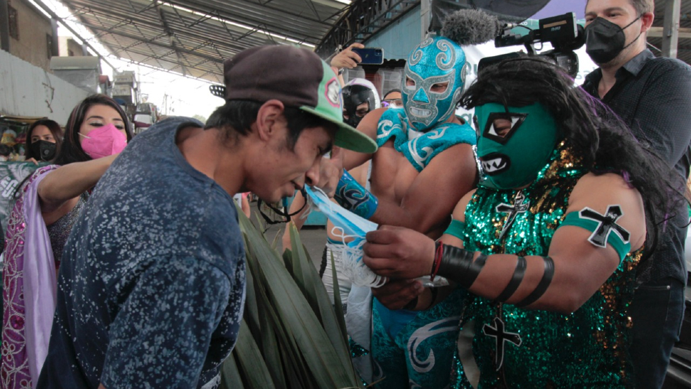 A la fuerza: luchadores mexicanos reparten cubrebocas en el Metro de la CDMX A la fuerza: luchadores mexicanos reparten cubrebocas en el Metro de la CDMX