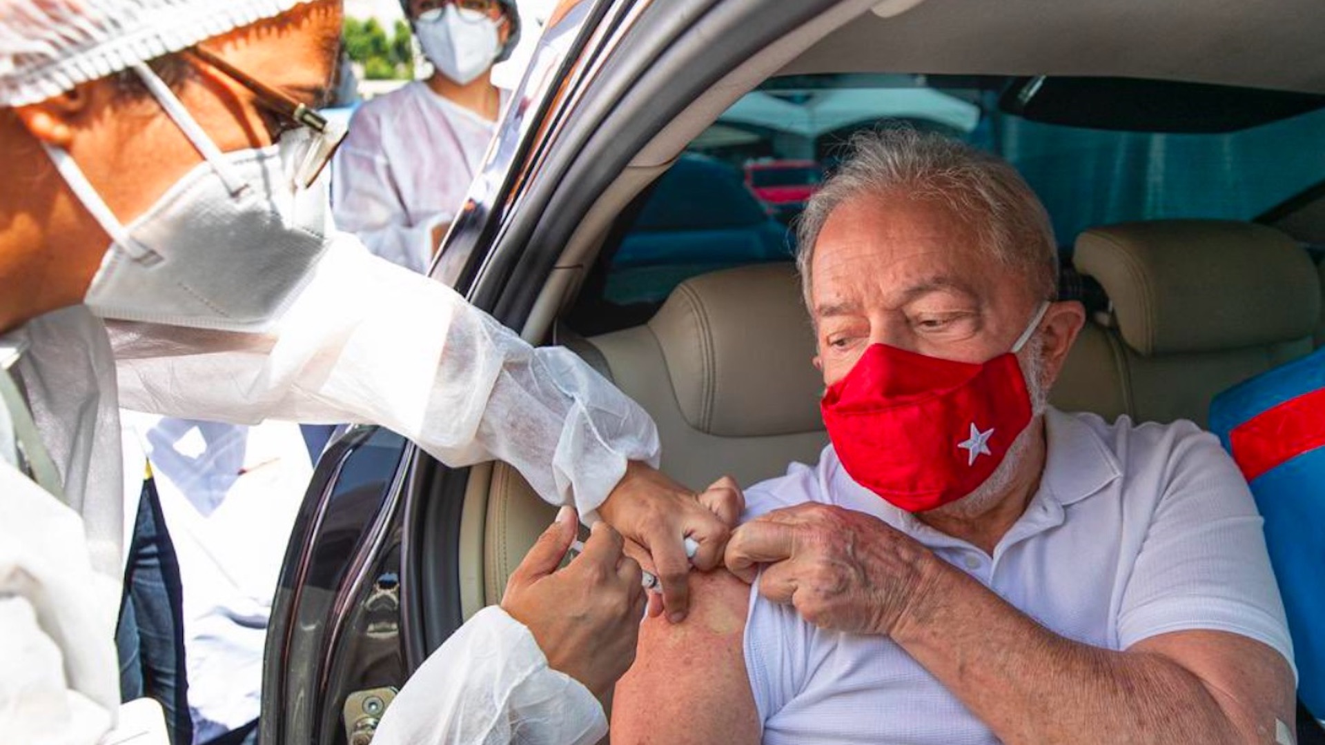 #Video Lula da Silva recibe primera dosis de vacuna contra el COVID-19; pide combatir la ignorancia de Bolsonaro