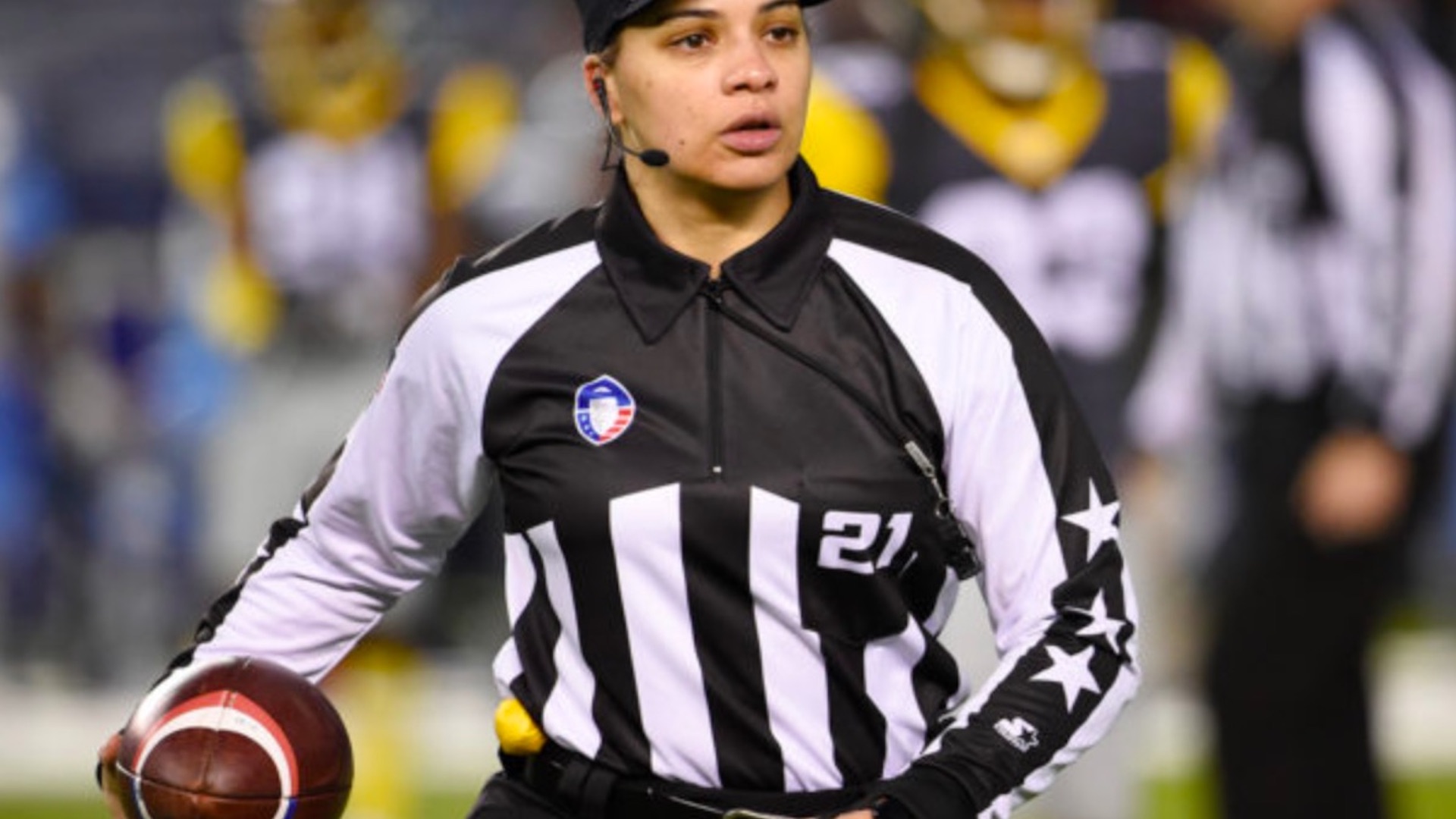 La NFL contrata a la primera mujer afroamericana como árbitro La NFL contrata a la primera mujer afroamericana como árbitro