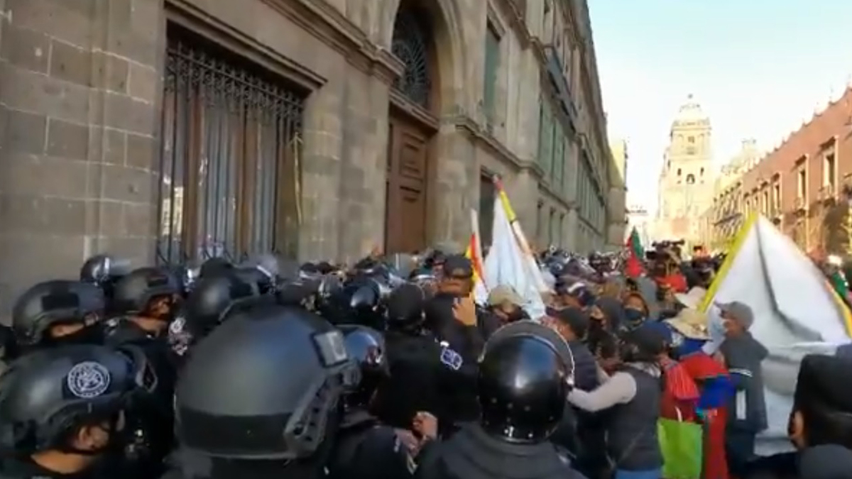 #Video Comerciantes indígenas intentan irrumpir en Palacio Nacional