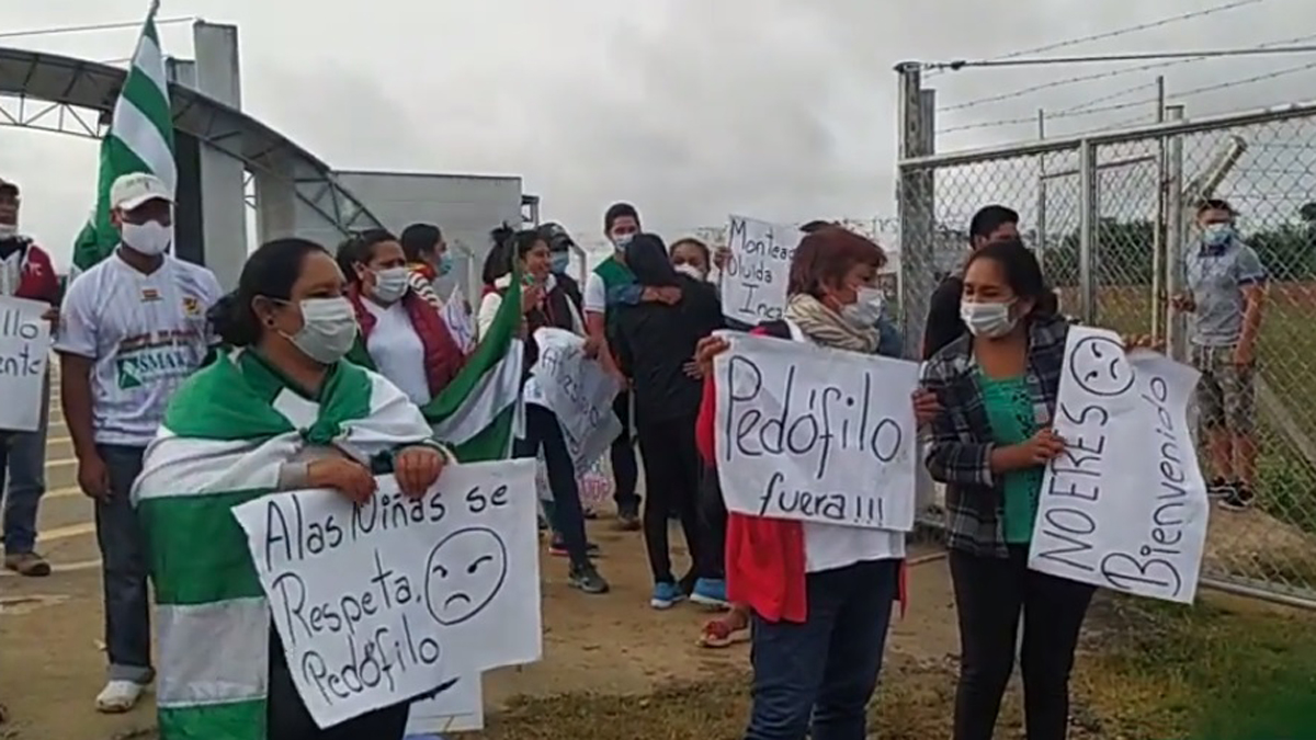 #Video Arrojan huevazos a Evo Morales durante mitin en Bolivia - manifestacion-de-mujeres-contra-evo-morales