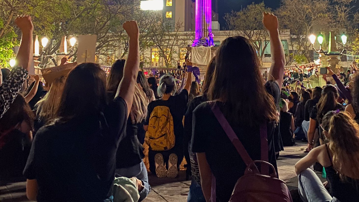 Joven de 22 años sufre acoso sexual, protesta…. y termina detenida