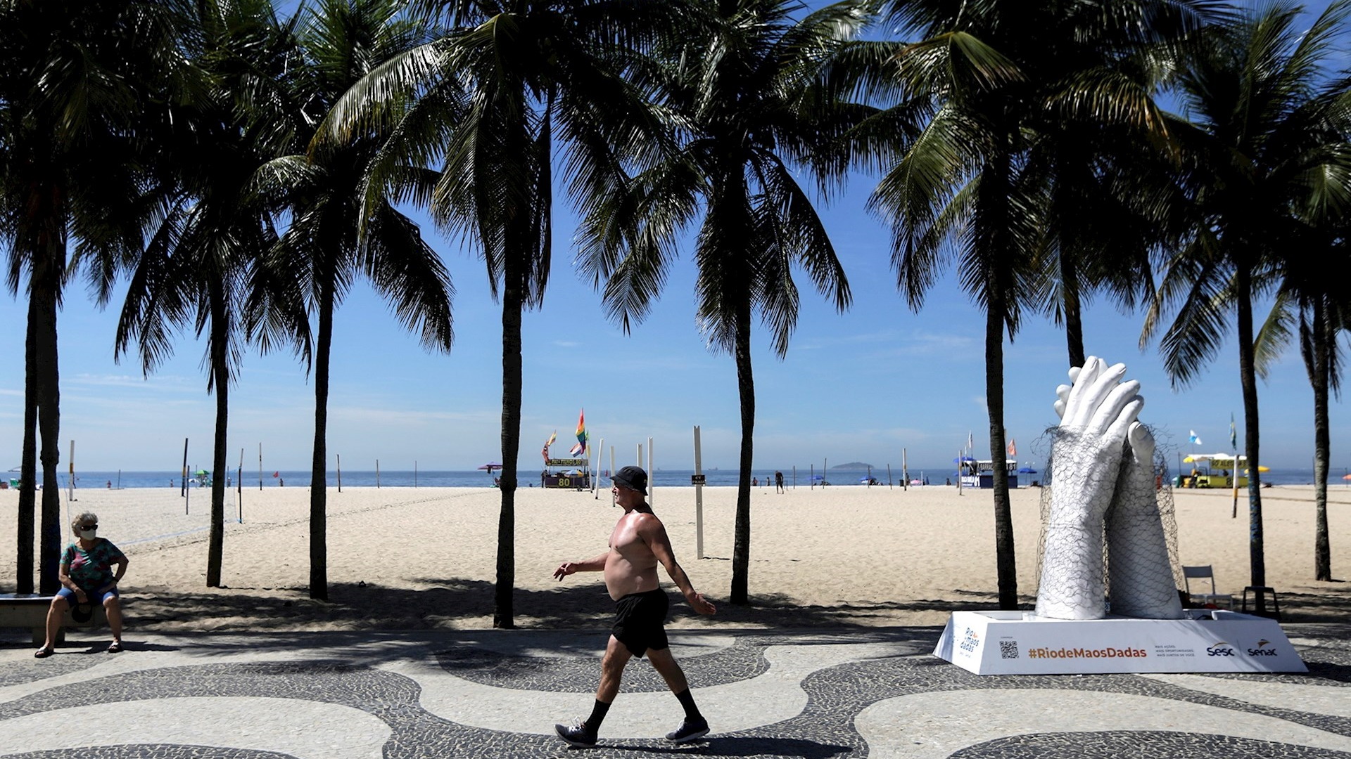 Unas enormes manos unidas festejan los contactos tras la pandemia en Río de Janeiro