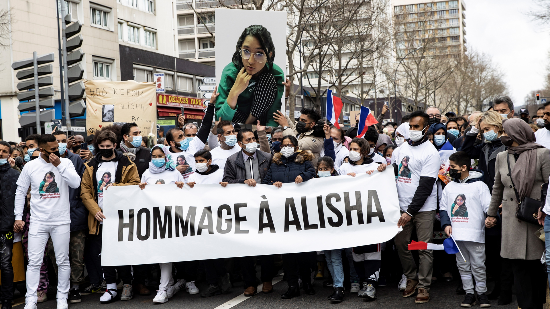 Rinden homenaje en Francia a adolescente asesinada por compañeros de clase