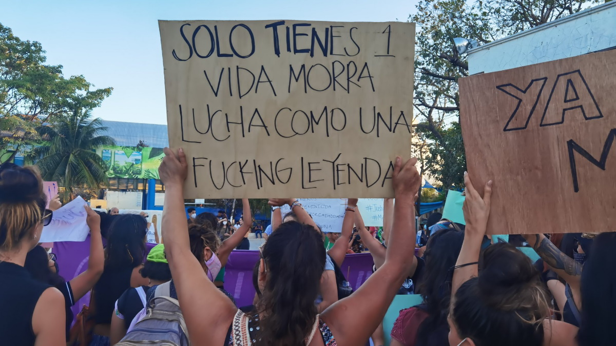 Mujeres marchan en Quintana Roo y Ciudad de México tras brutalidad policial en Tulum Mujeres marchan en Quintana Roo y Ciudad de México tras brutalidad policial en Tulum