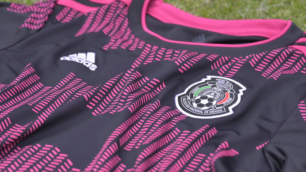 Selección Mexicana de Futbol presenta nueva playera en negro y vivos rosas