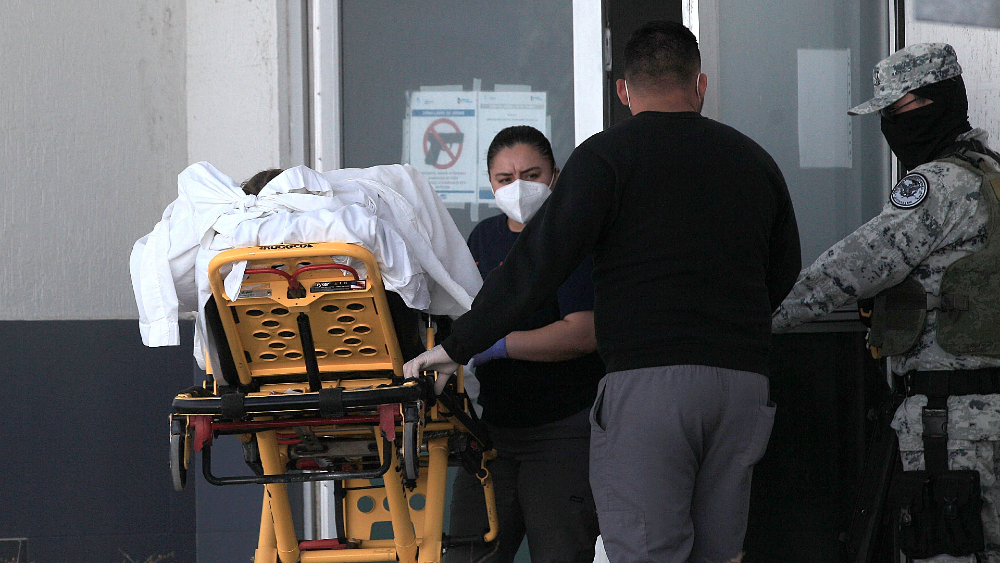 México supera 200 mil muertes por COVID-19 esperanzado por vacunas, pero en crisis México supera 200 mil muertes por COVID-19 esperanzado por vacunas, pero en crisis