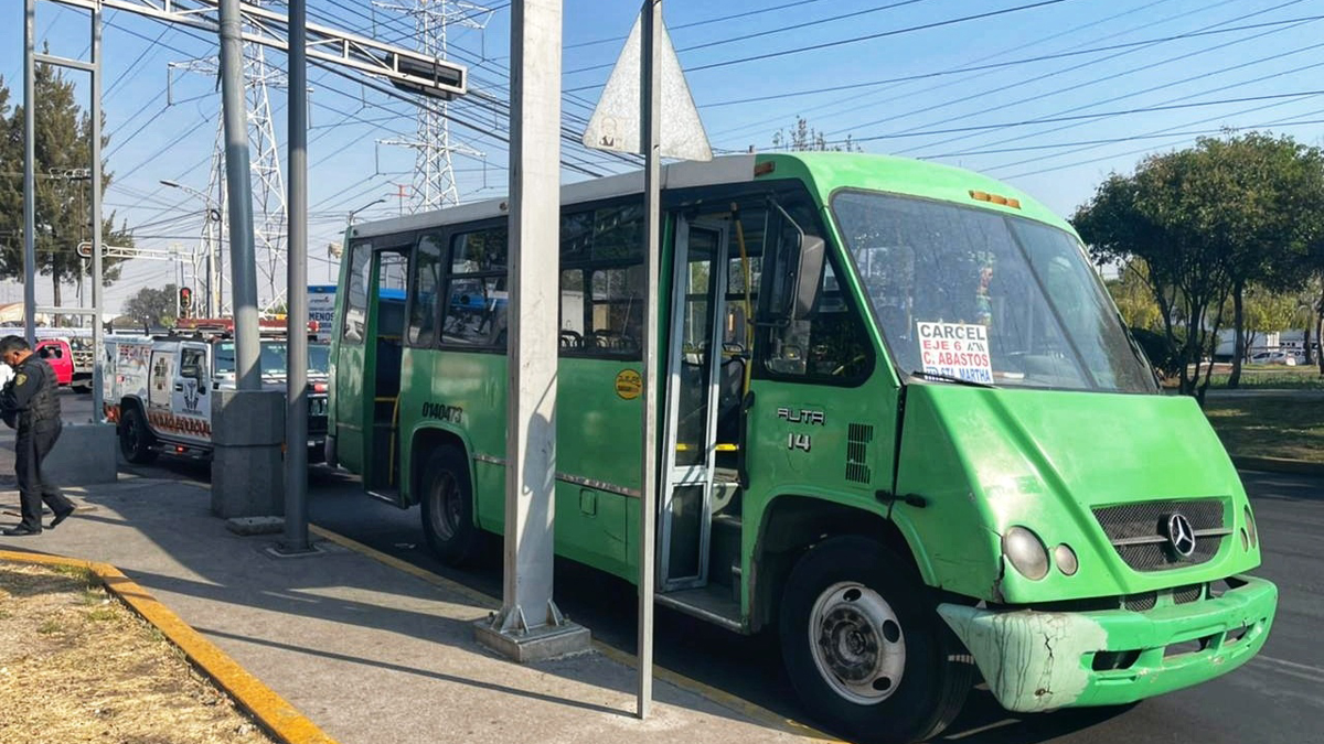 Balean en Iztapalapa a pasajera durante asalto en transporte público
