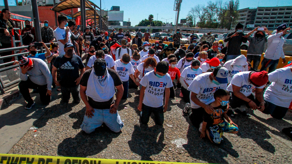 México y EE.UU. inician reuniones sobre migración desde Centroamérica - migrantes-de-rodillas-eeuu-mexico-frontera