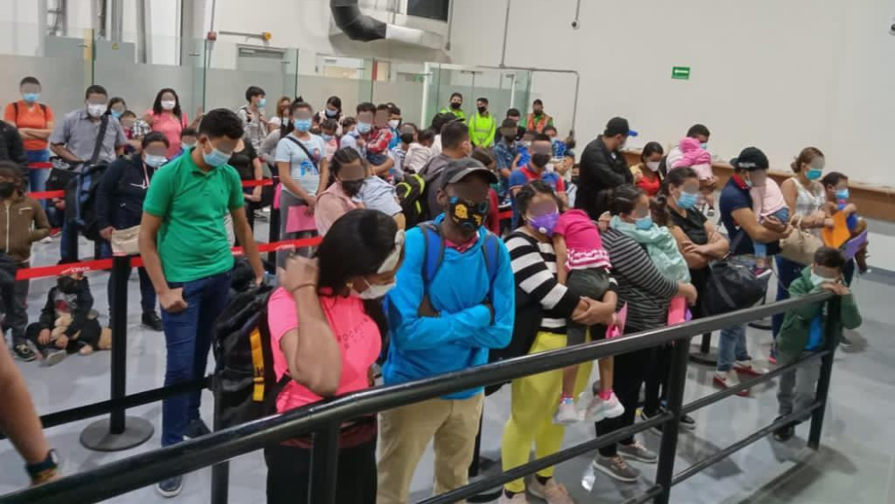 Identifican a 95 migrantes indocumentados en dos vuelos de Monterrey