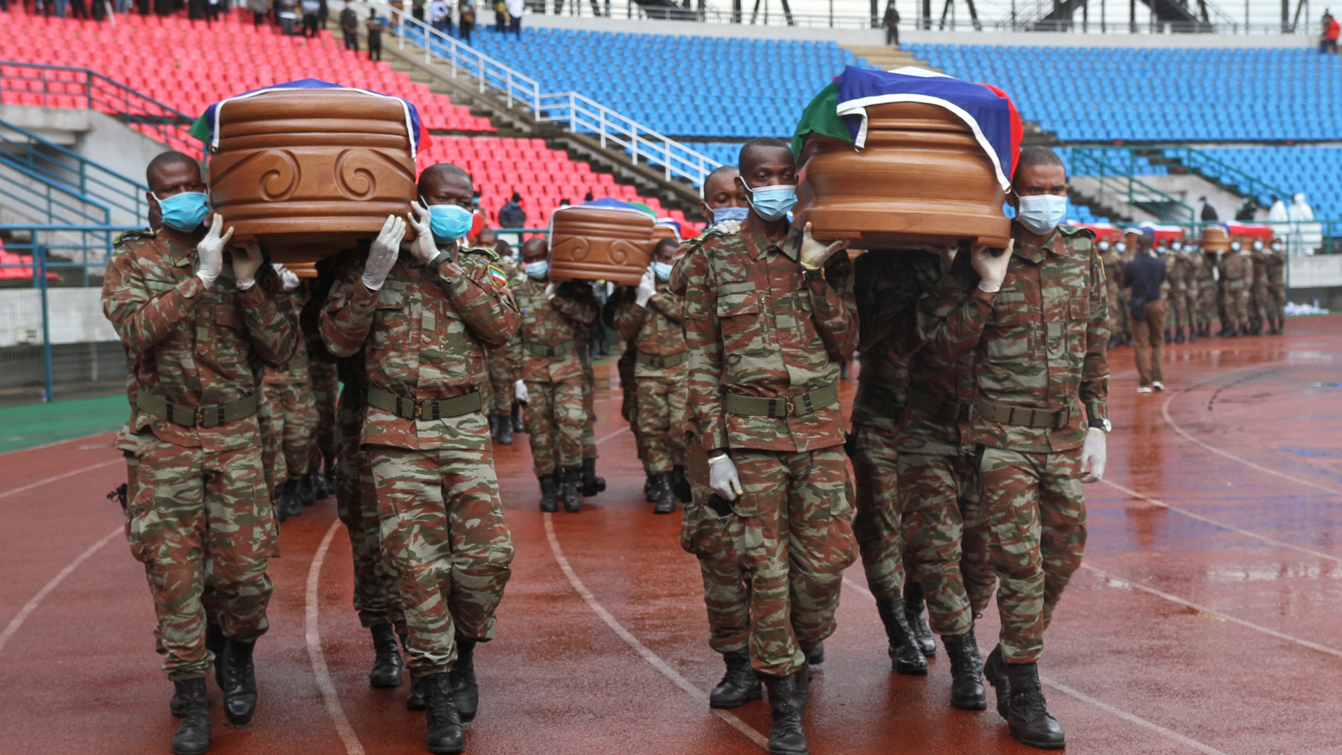 Guinea Ecuatorial llora a víctimas de explosiones en Bata en funeral de Estado - militares-de-guinea-ecuatorial-cargaron-los-feretros-de-las-victimas-de-explosion-en-cuartel-de-bata