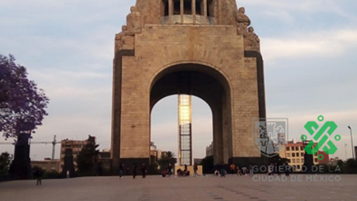 Mujeres se concentran en Monumento a la Revolución previo a marcha rumbo al Zócalo