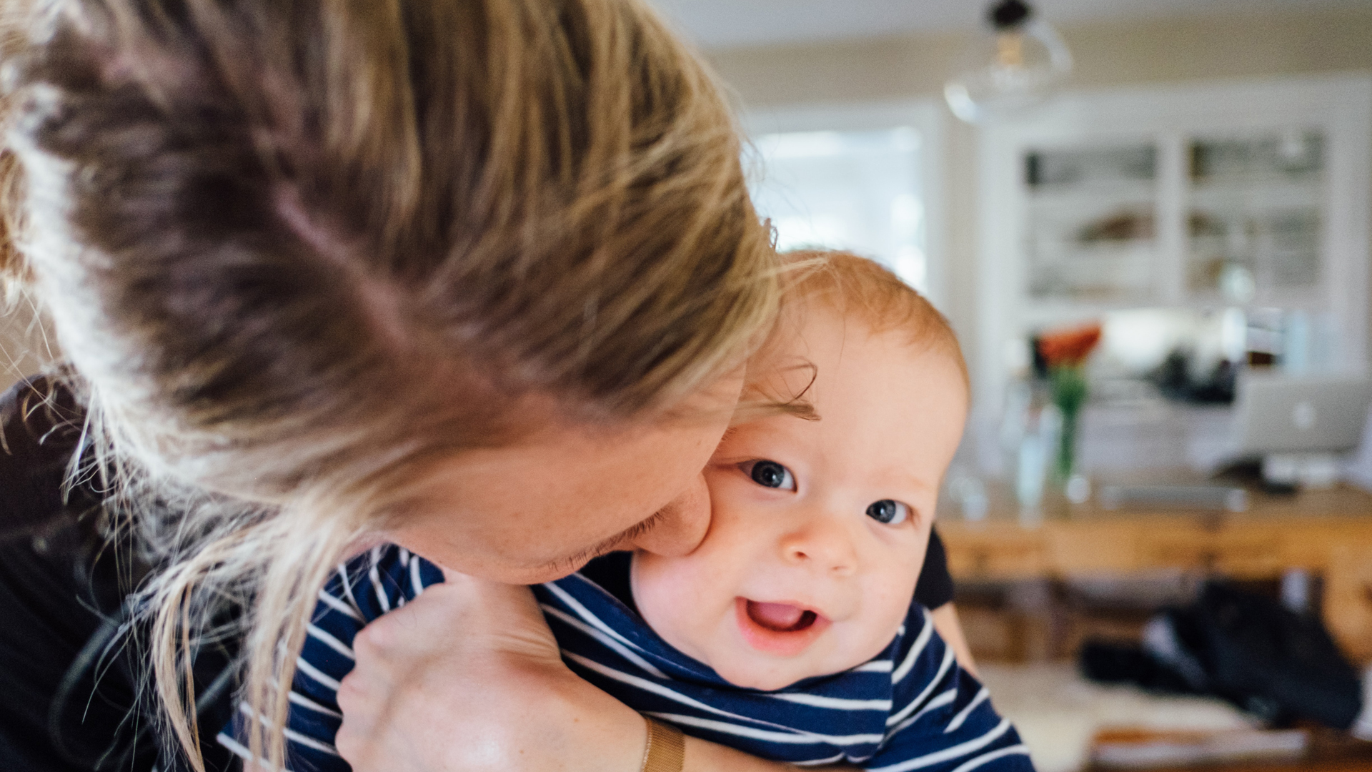 El contacto piel con piel no aumenta riesgo de contagio de COVID-19 para bebés