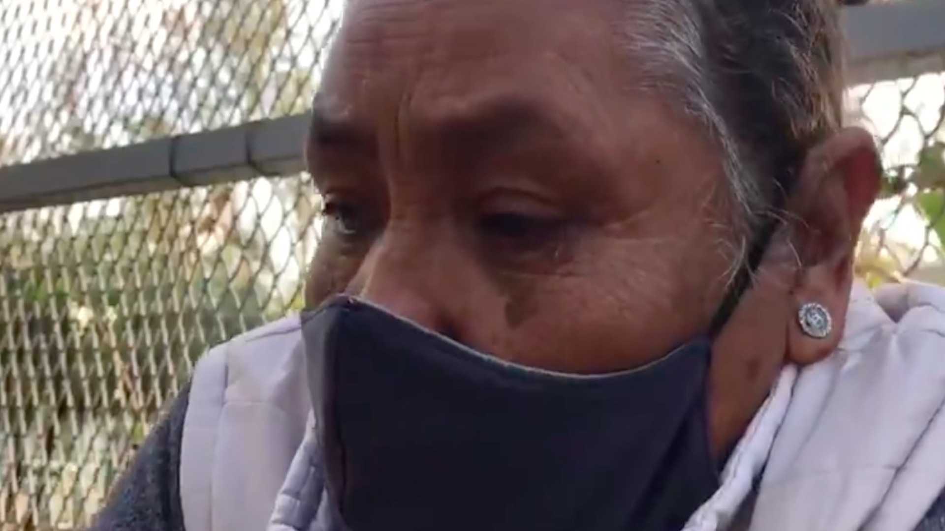 #Video Mujer de la tercera edad llora tras negársele la vacunación contra COVID-19 en Puebla