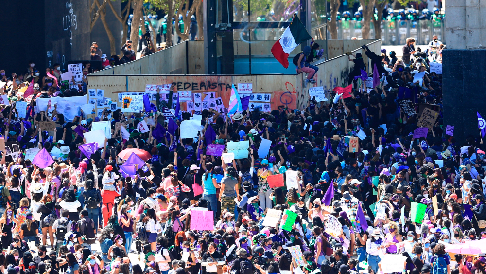 Investigan a cuatro hombres por agresiones en la marcha del 8M