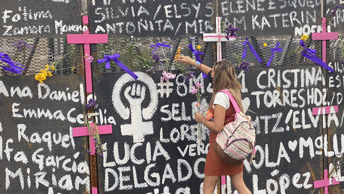 Colocan flores en la valla instalada en Palacio Nacional Colocan flores en la valla instalada en Palacio Nacional