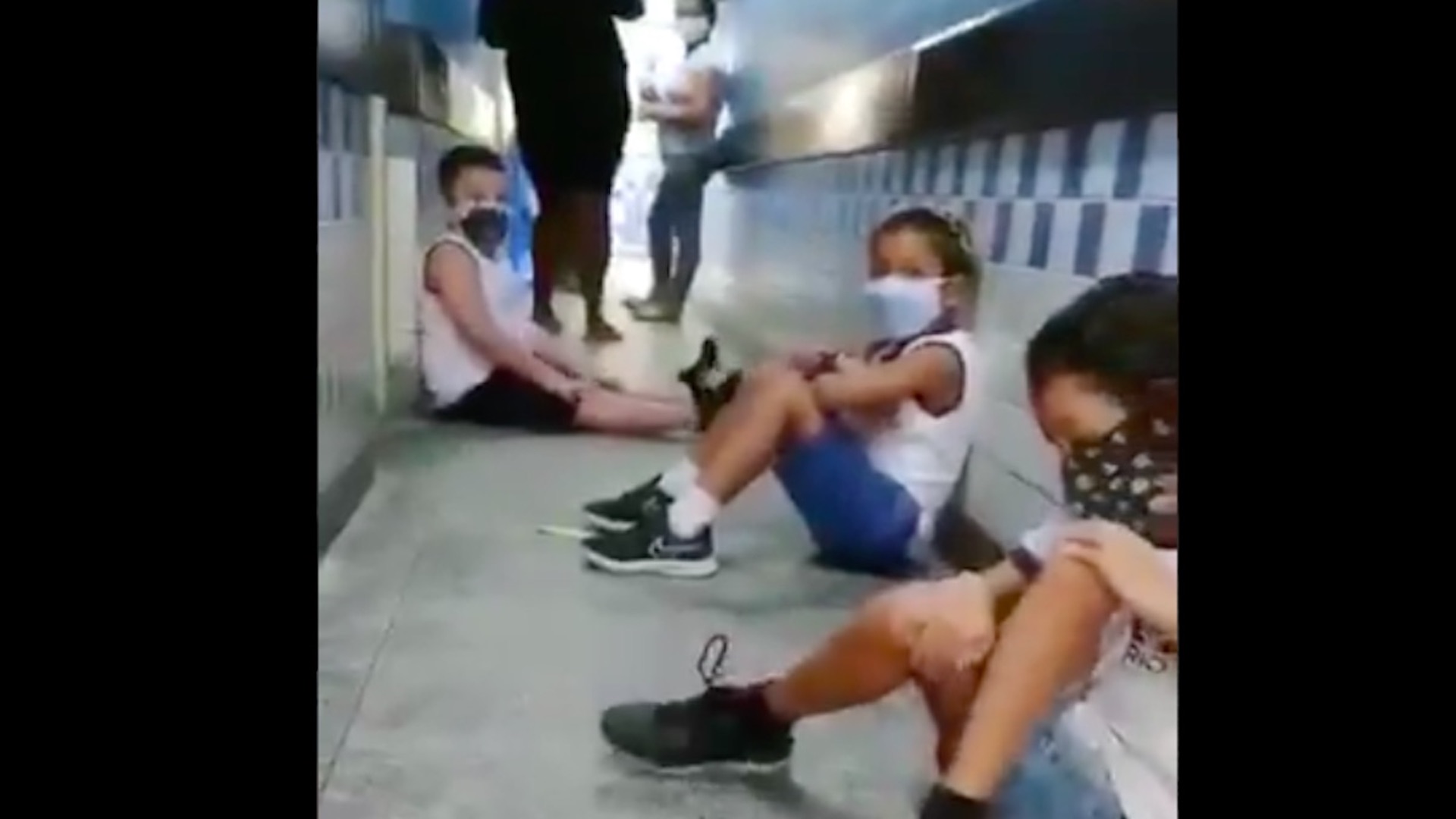 #Video Niños se resguardan de balacera en una escuela de Brasil