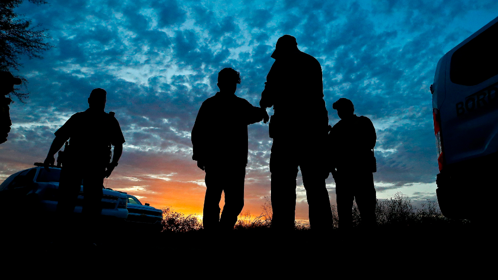 Gobierno de EE.UU. pide apoyo a FEMA para albergar a niños que llegan solos a la frontera sur