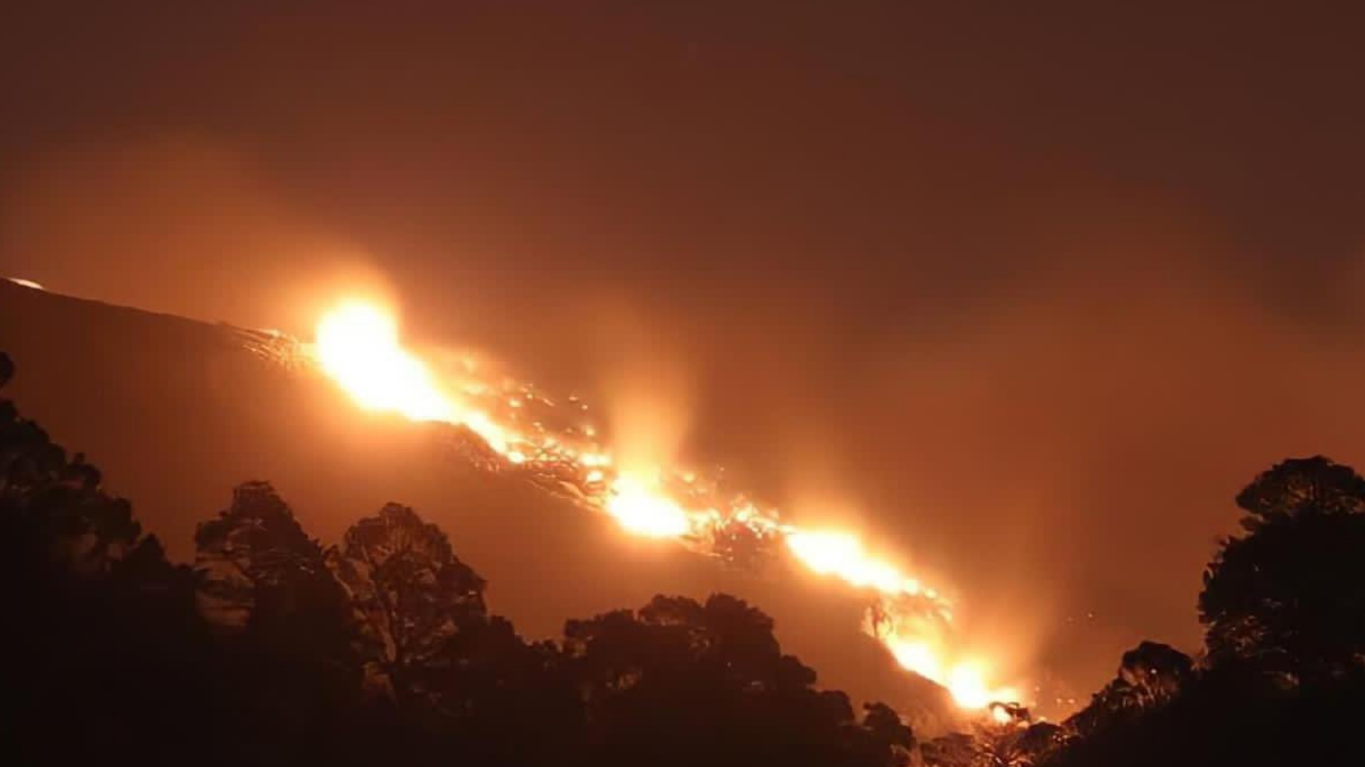 #Video Fuego se extiende por la Sierra de Santiago; desalojan a 800 personas #Video Fuego se extiende por la Sierra de Santiago; desalojan a 800 personas