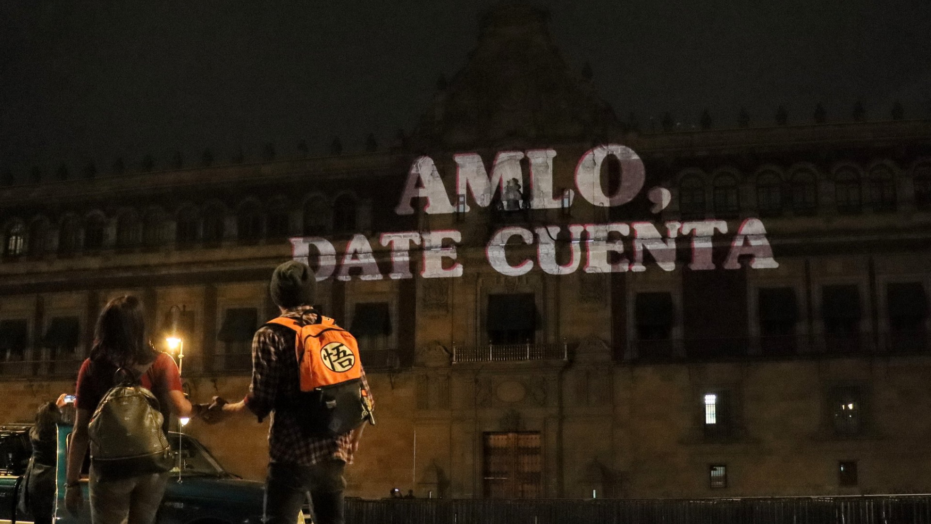 #Fotos Proyectan ‘AMLO, date cuenta’ en Palacio Nacional