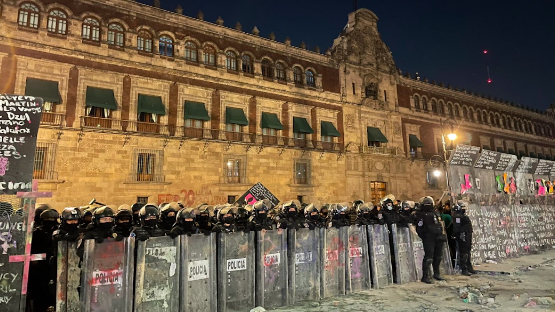 Marcha por el #8M culmina en la Ciudad de México con derrumbe de parte del muro en Palacio Nacional; hay 19 lesionados