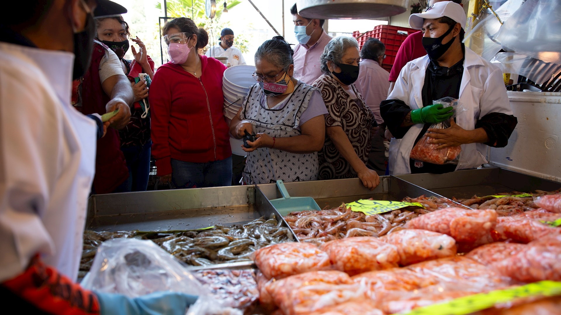 Miles de mexicanos desafían al COVID-19 en Cuaresma para comprar mariscos