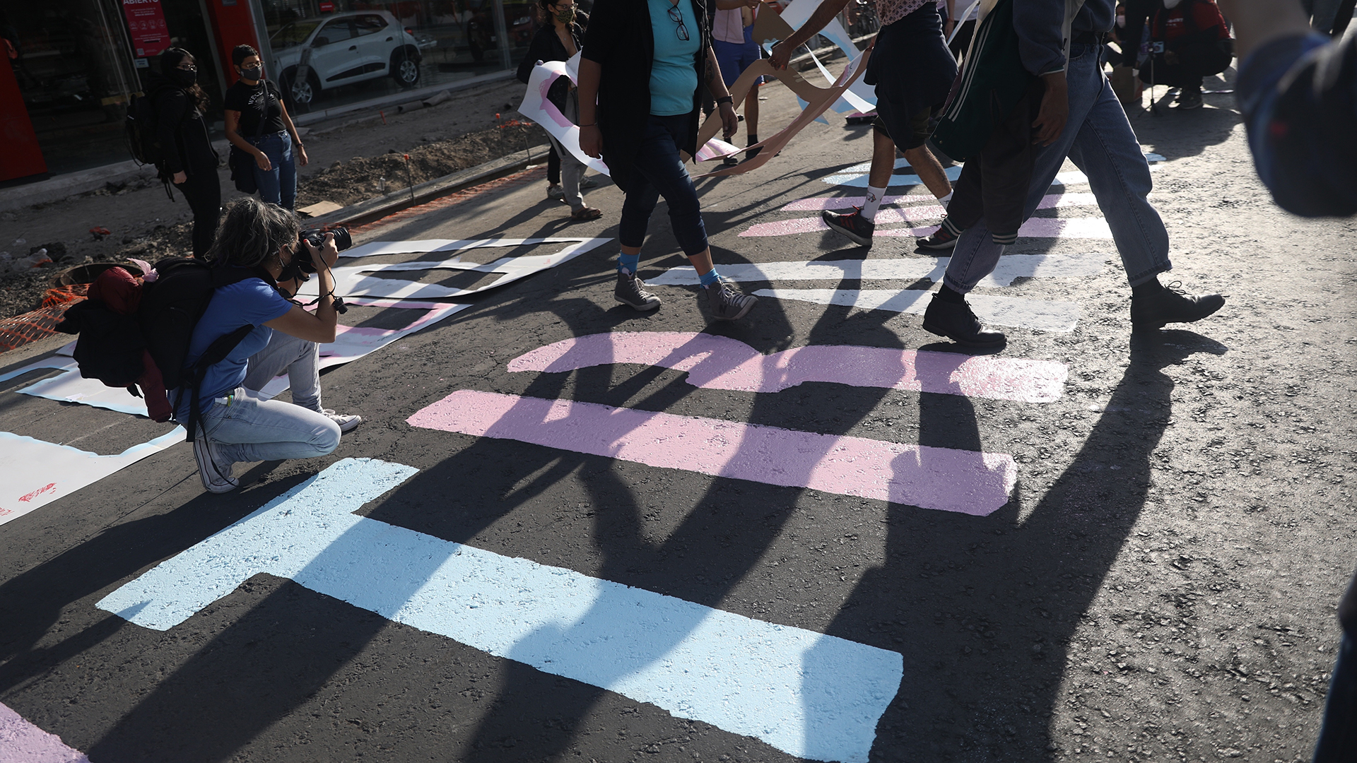 Colectivos piden visibilizar en México la violencia contra la comunidad trans - pinta-en-calles-de-la-cdmx-de-la-leyenda-somos-juntrans