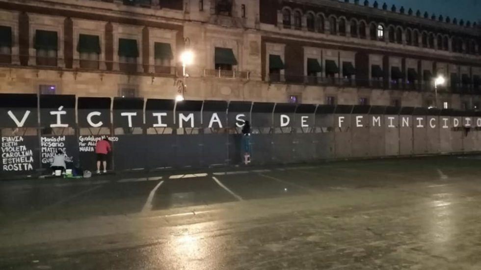 Mujeres graban en las vallas de Palacio Nacional los nombres de víctimas de feminicidio - Foto de Antimonumenta 