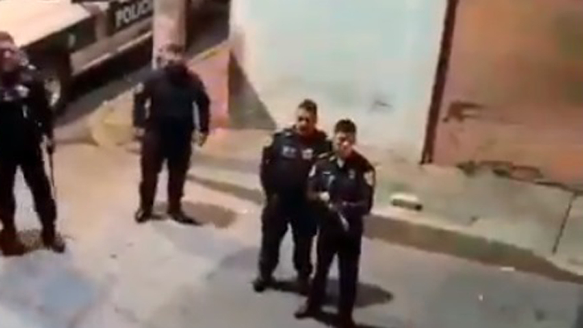 #Video Policías disparan pistola de Gotcha contra jóvenes durante riña en Iztapalapa