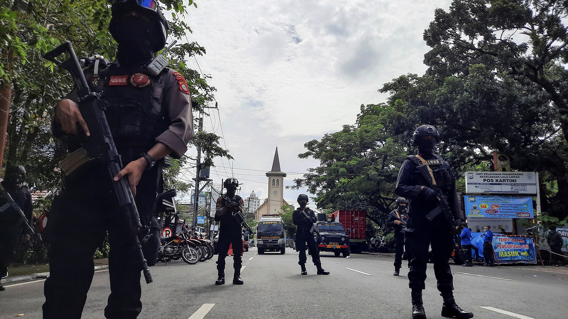 Atentado contra iglesia cristiana en Indonesia deja dos muertos y 20 heridos - policias-de-indonesia-resguardan-la-iglesia-cristiana-donde-dos-sujetos-perpetraron-un-ataque-suicida