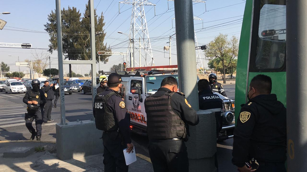 Balean en Iztapalapa a pasajera durante asalto en transporte público - policias-tras-lesion-por-arma-de-fuego-a-pasajera-de-microbus-en-iztapalapa