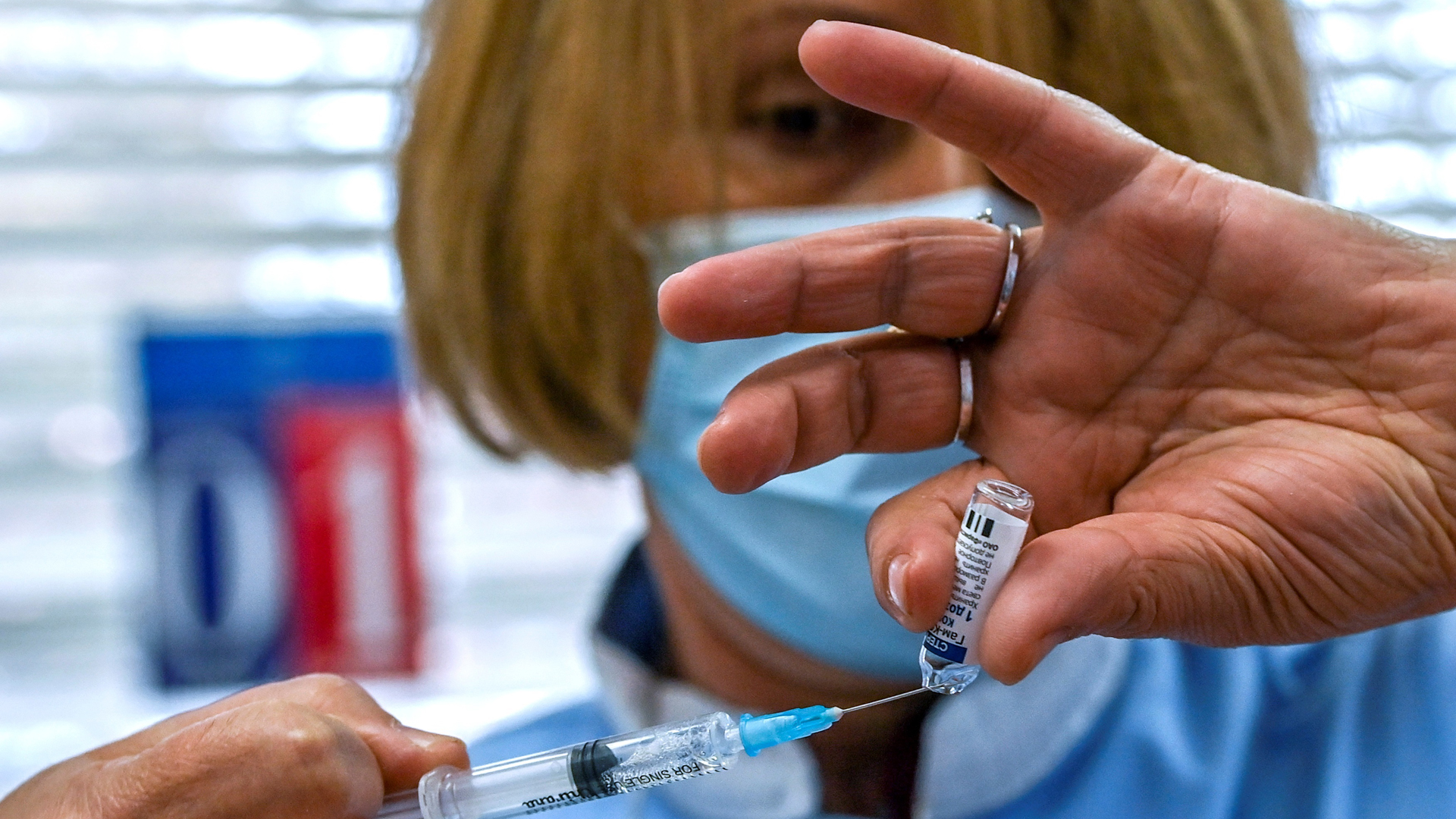 De la Fórmula 1 a descuentos en cafés: incentivos para vacunarse en el golfo Pérsicoolfo