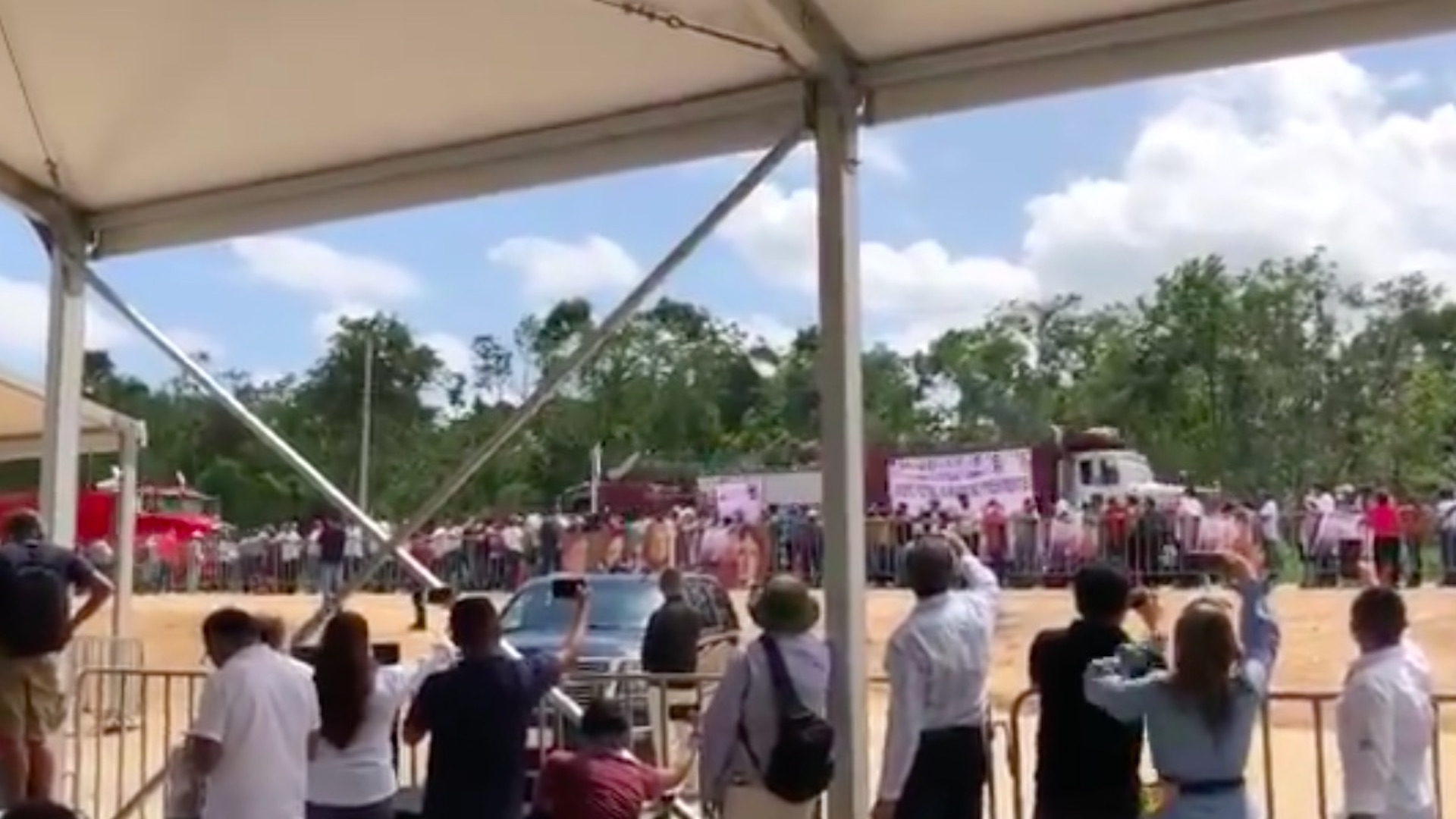 Camioneros protestan en Cancún ante López Obrador para exigir participación en obras del Tren Maya
