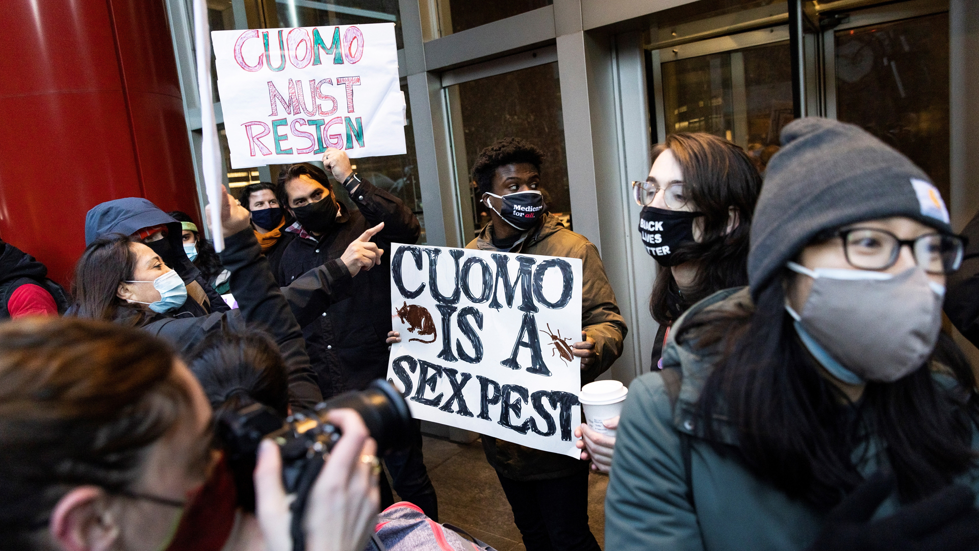 El gobernador Cuomo insiste en que no dimitirá ante acusaciones de acoso - protesta-de-mujeres-afuera-de-la-oficina-del-gobernador-cuomo