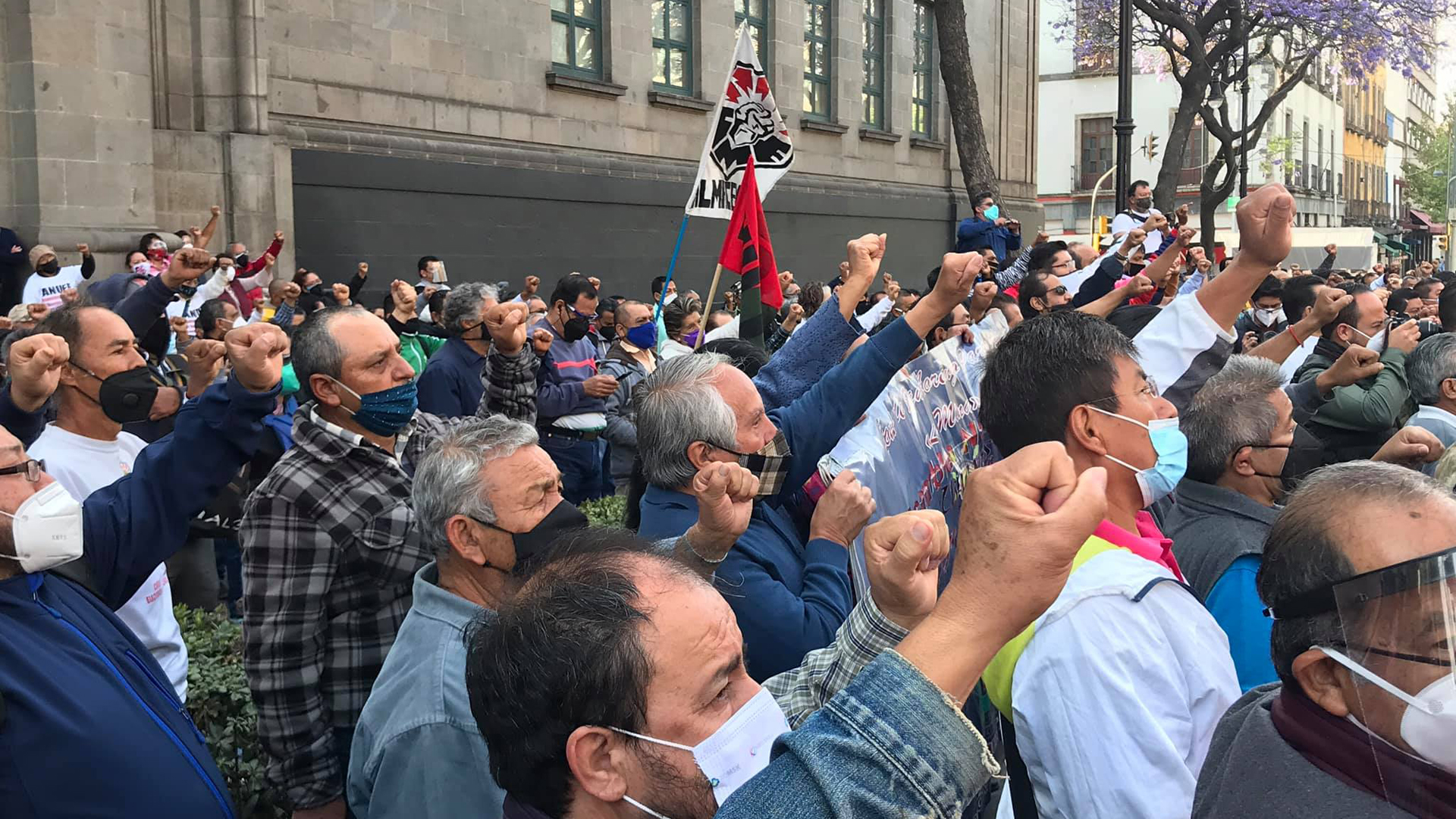Sindicato de electricistas protesta frente a SCJN por suspensiones contra a Reforma Eléctrica - protesta-del-sme-en-scjn