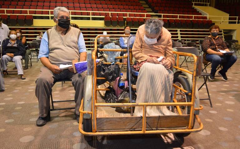 Las otras historias en la vacunación - que-tierno-a-bordo-de-un-triciclo-don-seferino-llevo-a-su-esposa-vacunar-1