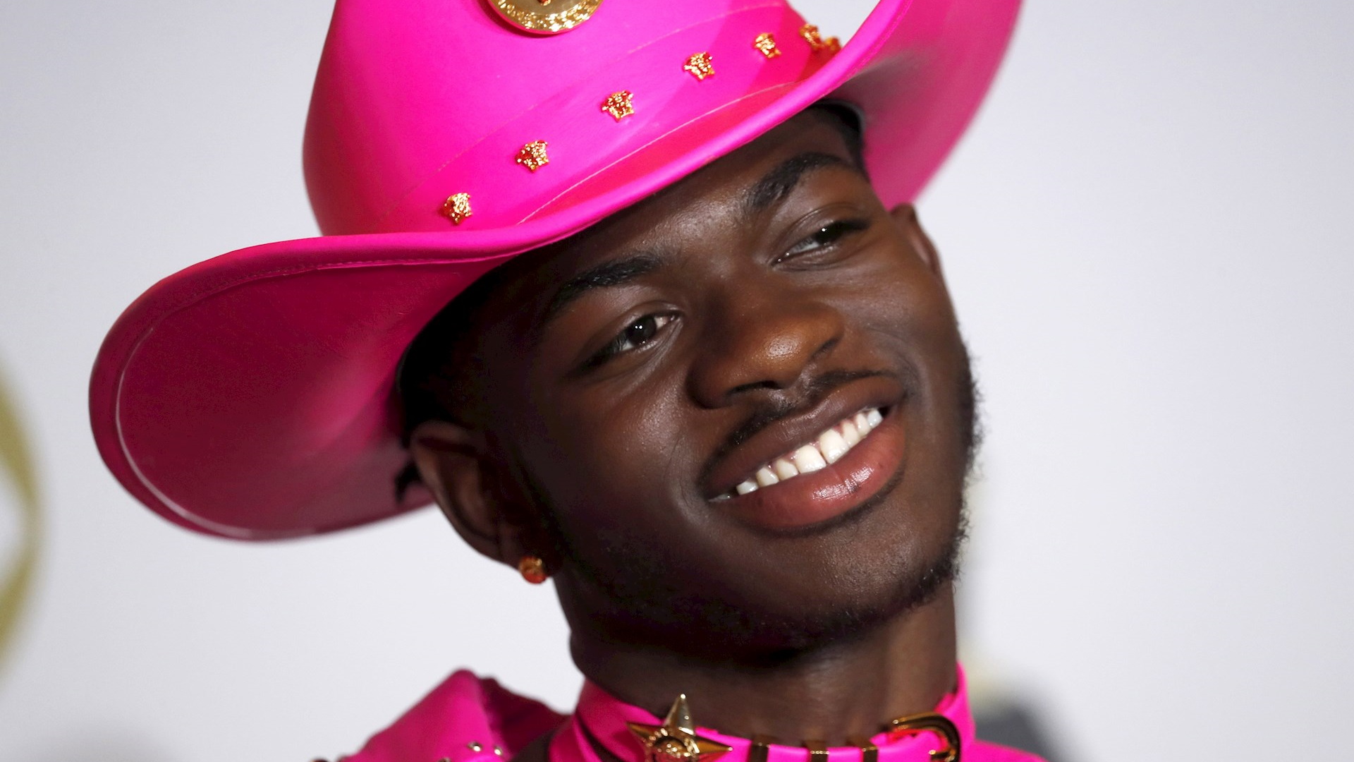 Nike presenta demanda contra colección de tenis satánicos del rapero Lil Nas X