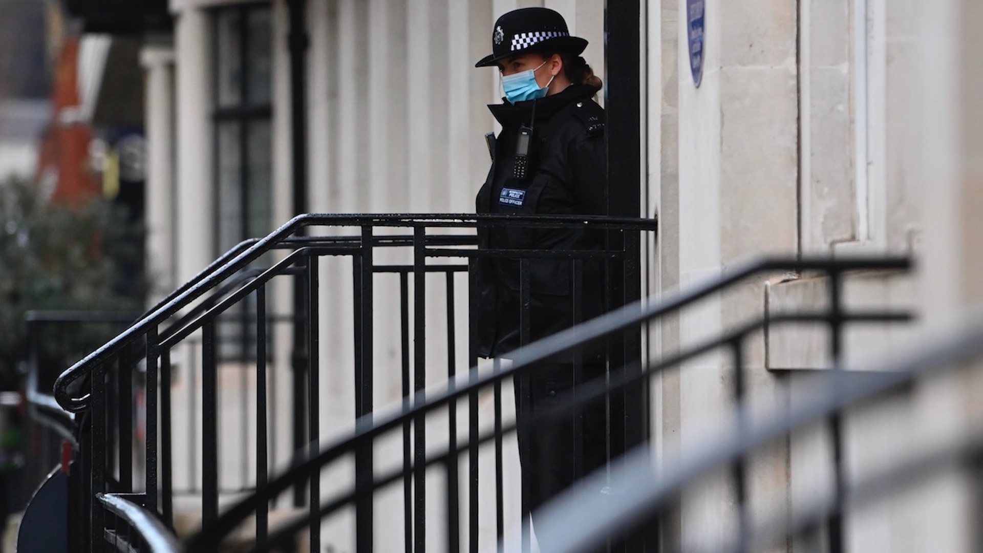 Reino Unido vacunará a su población adulta dos meses antes que la UE