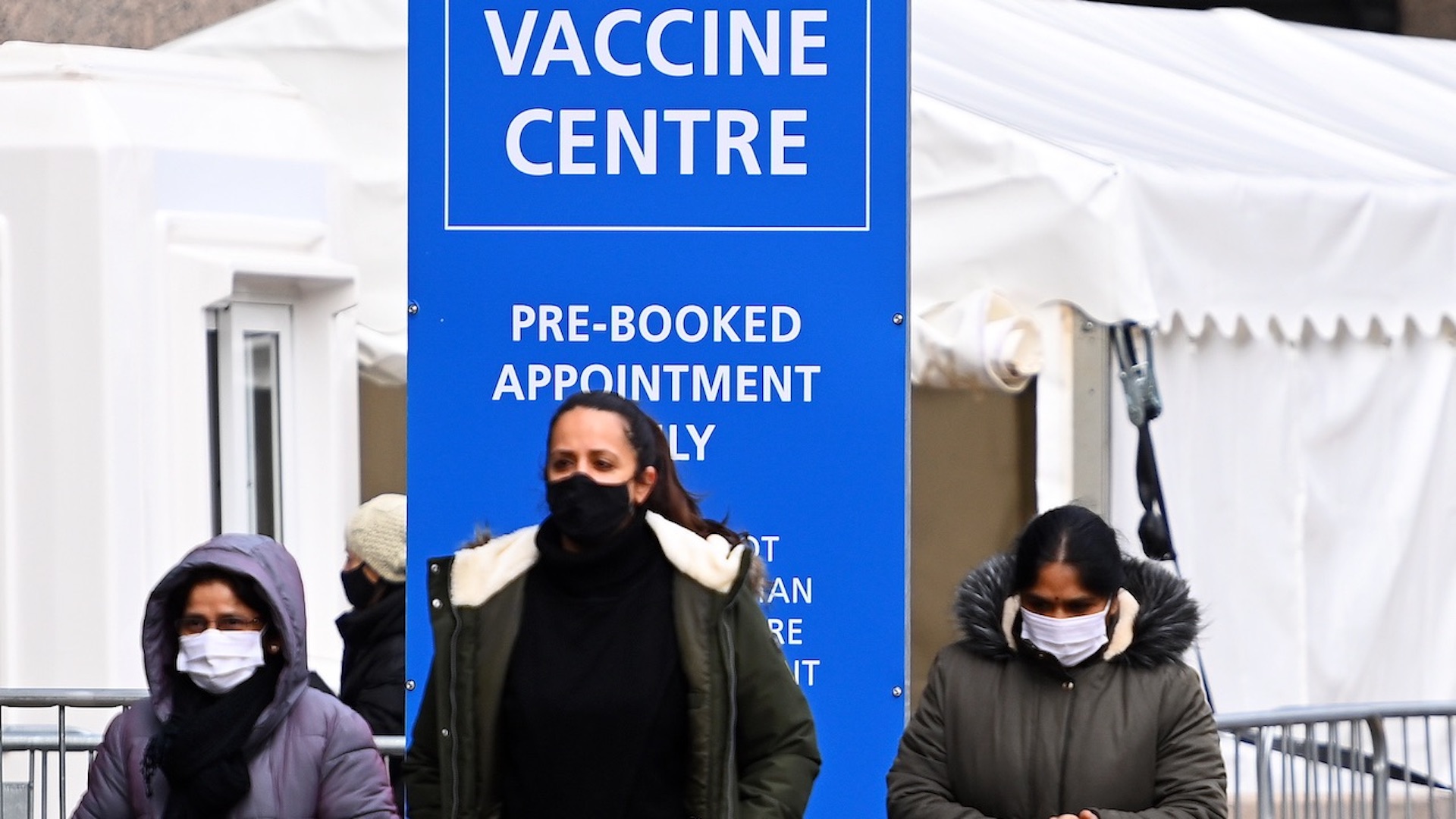 Reino Unido planea dosis de refuerzo para nuevas variantes de COVID-19