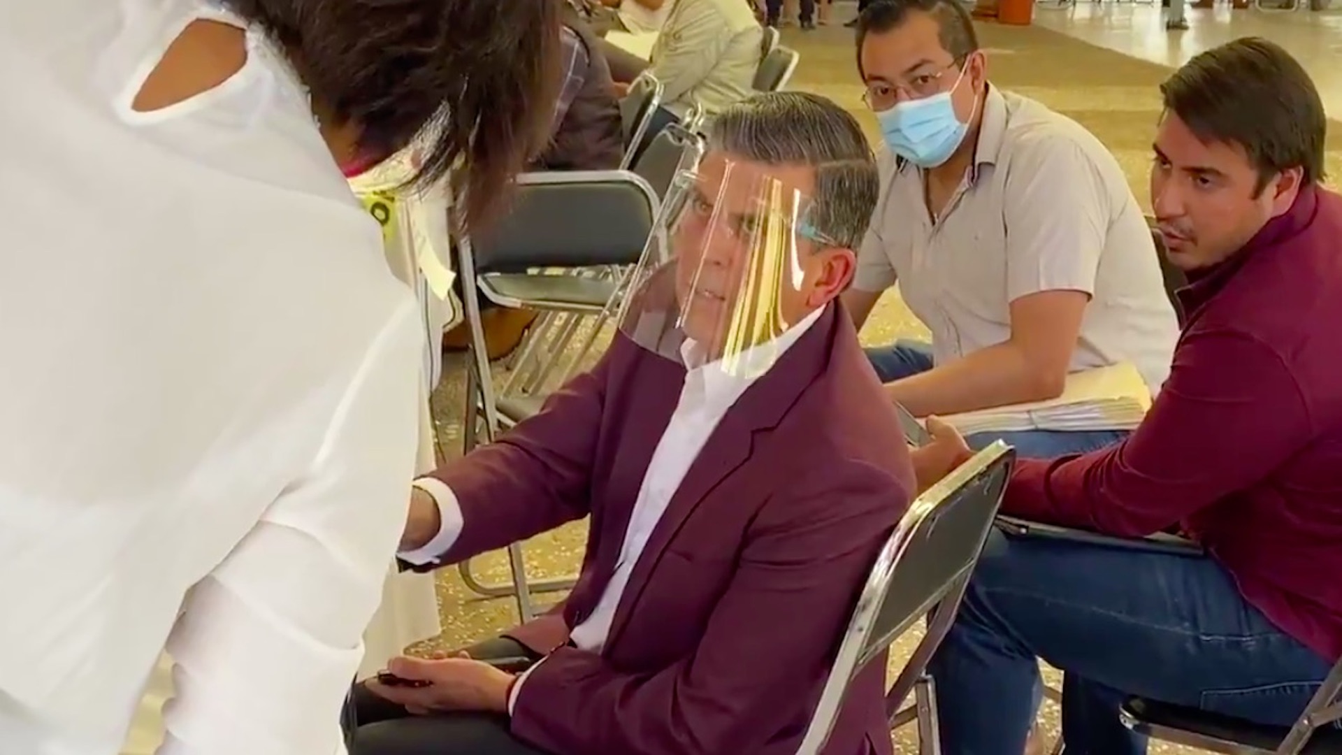 Ricardo Sheffield se inconforma durante su registro a la alcaldía de León