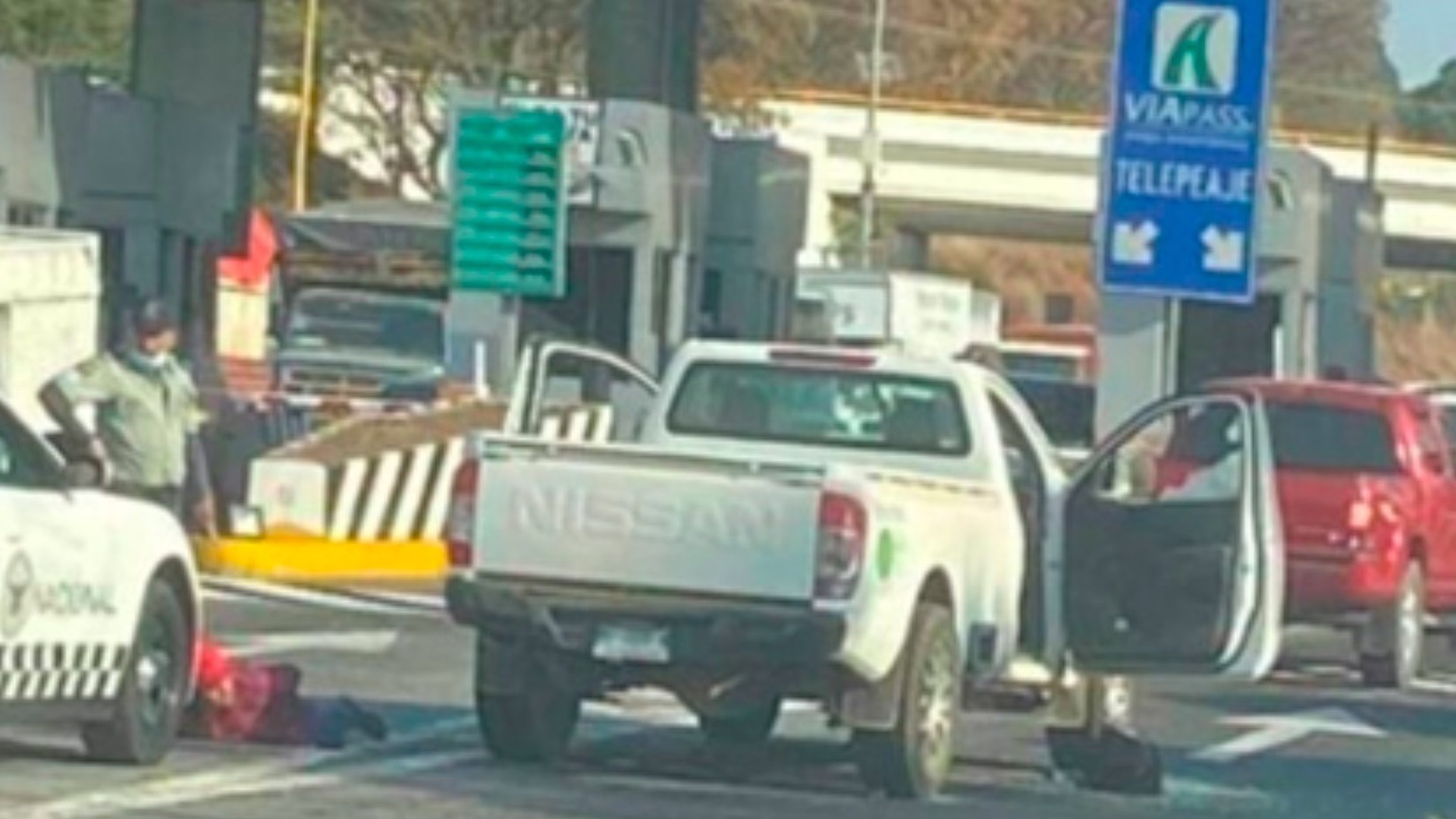 #Video Enfrentamiento contra elementos de la Guardia Nacional deja un presunto delincuente muerto y uno herido en Michoacán