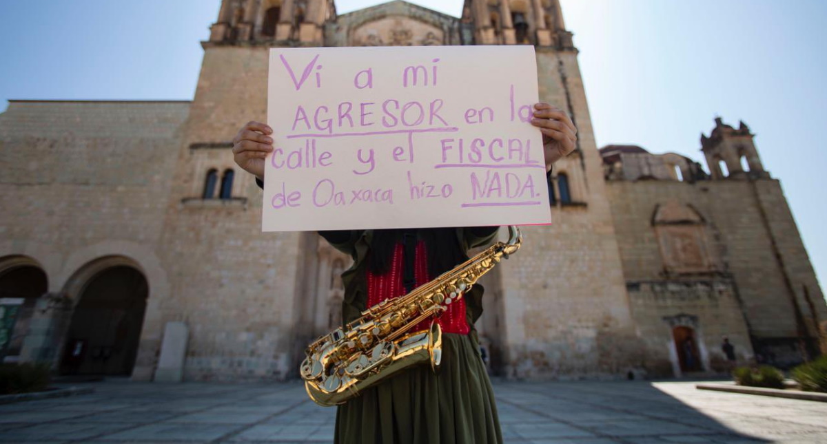 “Vi a mi agresor en la calle y el fiscal de Oaxaca hizo nada”, denuncia saxofonista agredida con ácido en marcha por el #8M