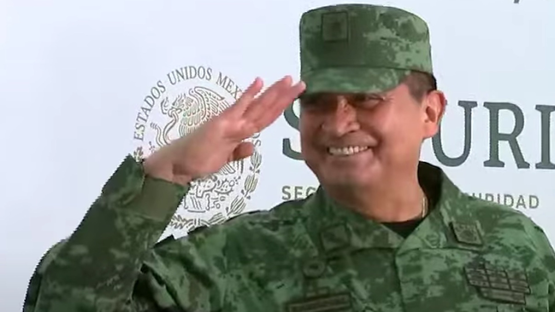 General Luis Cresencio Sandoval reaparece en acto con López Obrador tras curarse de COVID-19 General Luis Cresencio Sandoval reaparece en acto con López Obrador tras curarse de COVID-19