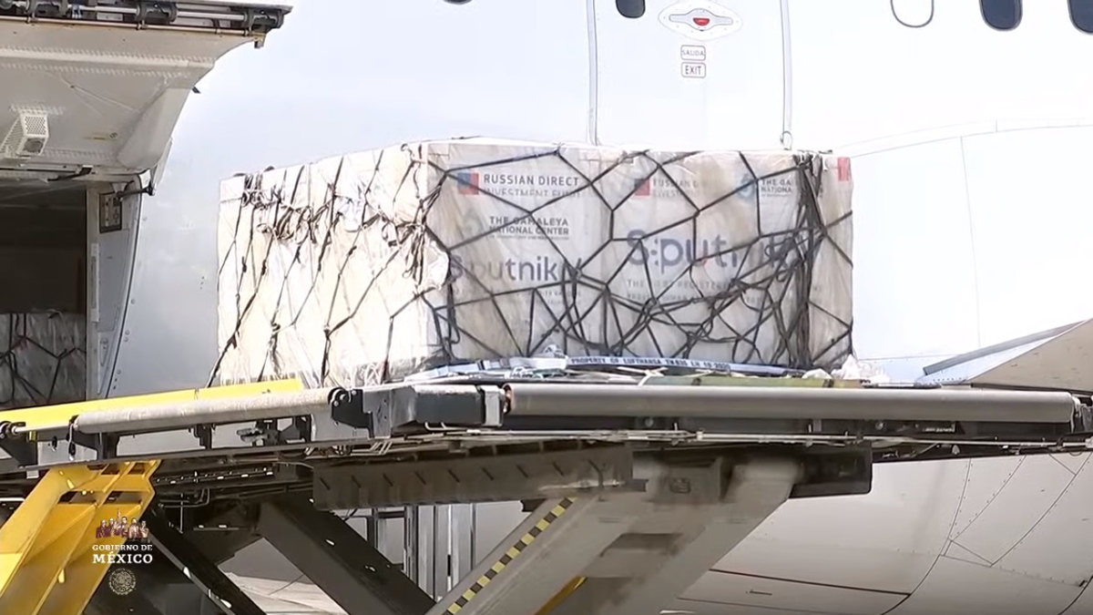 Llega a México segundo embarque de vacunas Sputnik V contra COVID-19